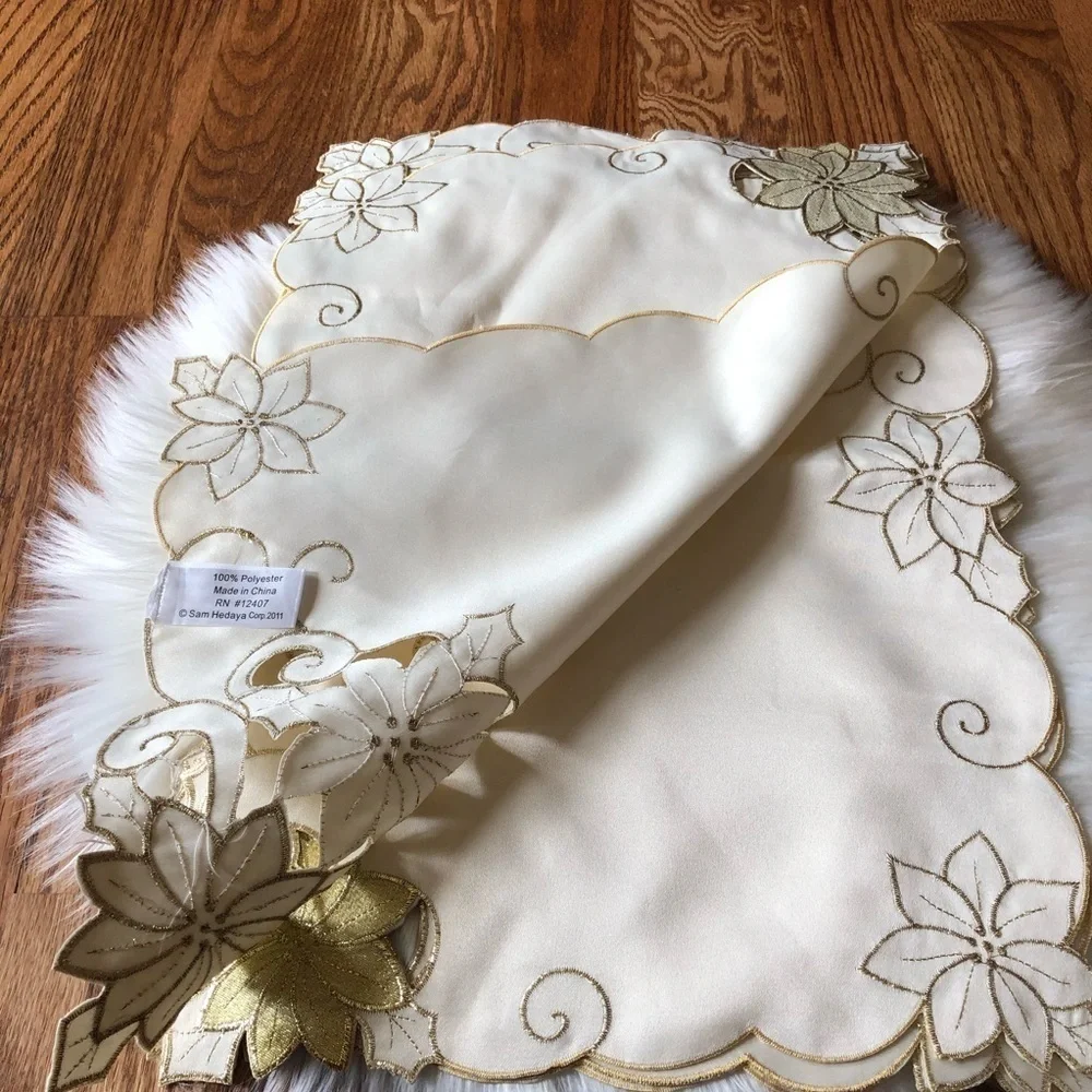 Homewear  ivory Shimmering Poinsettia set of 4 table linens